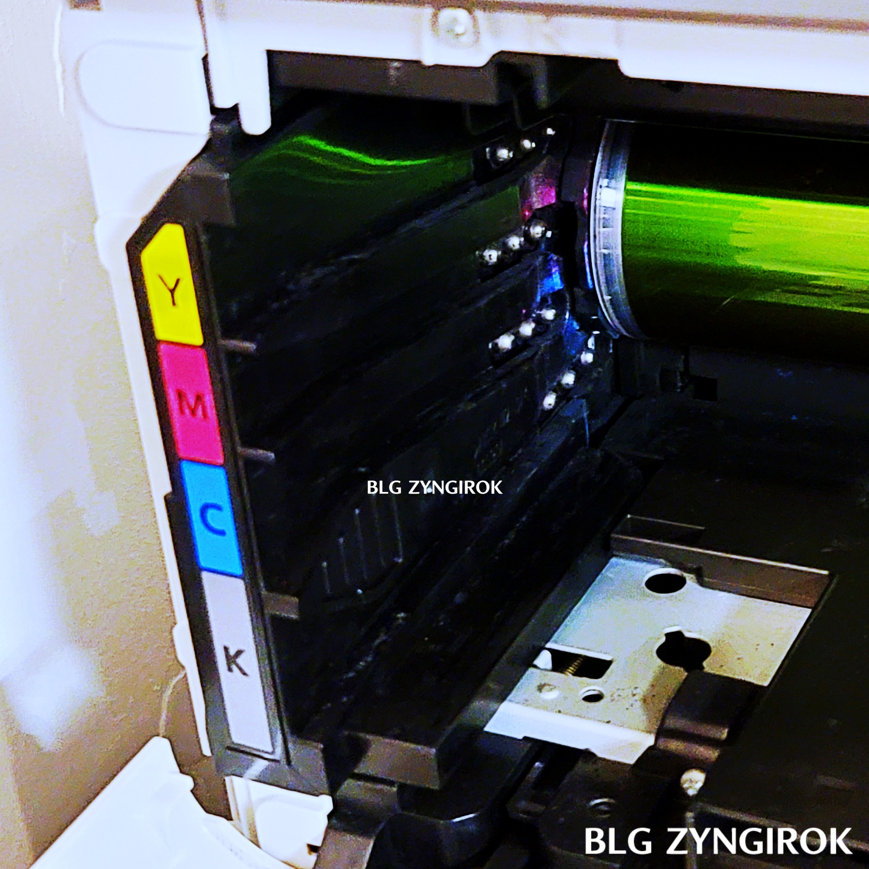 새로운 폐토너통을 장착한 모습이다.