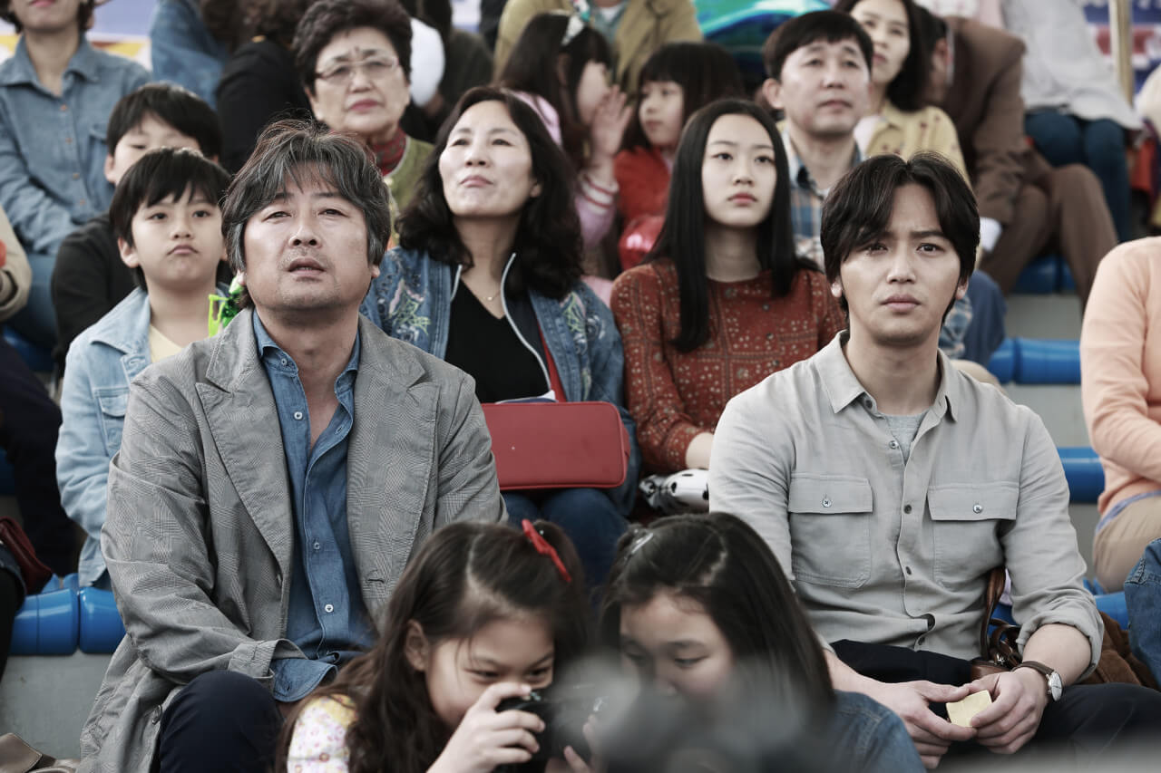 과거로 돌아가 과거의 수현과 함께 연아의 돌고래 쇼를 바라보는 현재의 수현