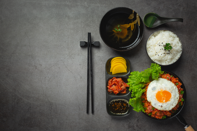 채소와 단백질 위주로 차려진 한국식 건강 식단