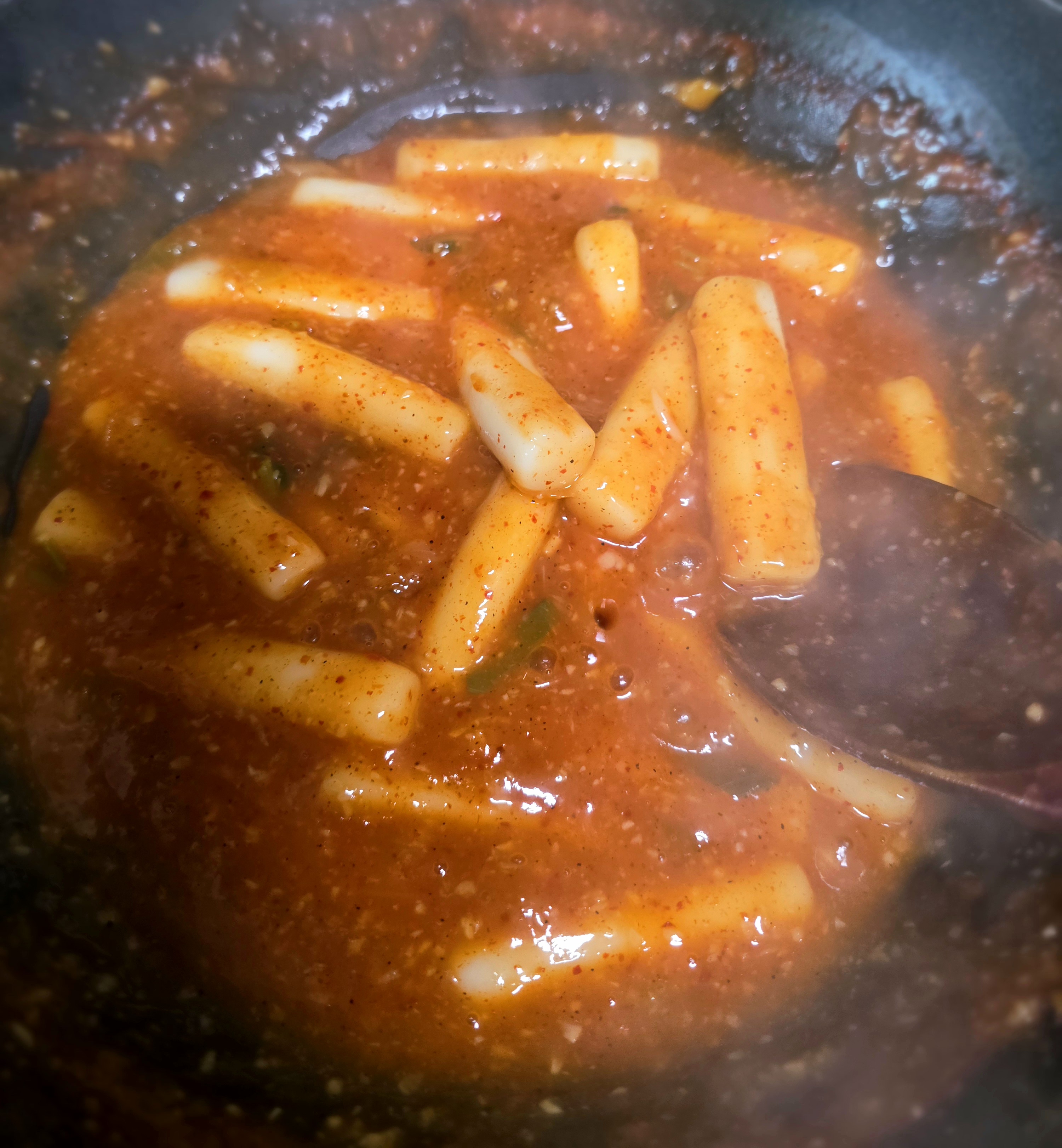 마늘-가득한-떡볶이입니다.