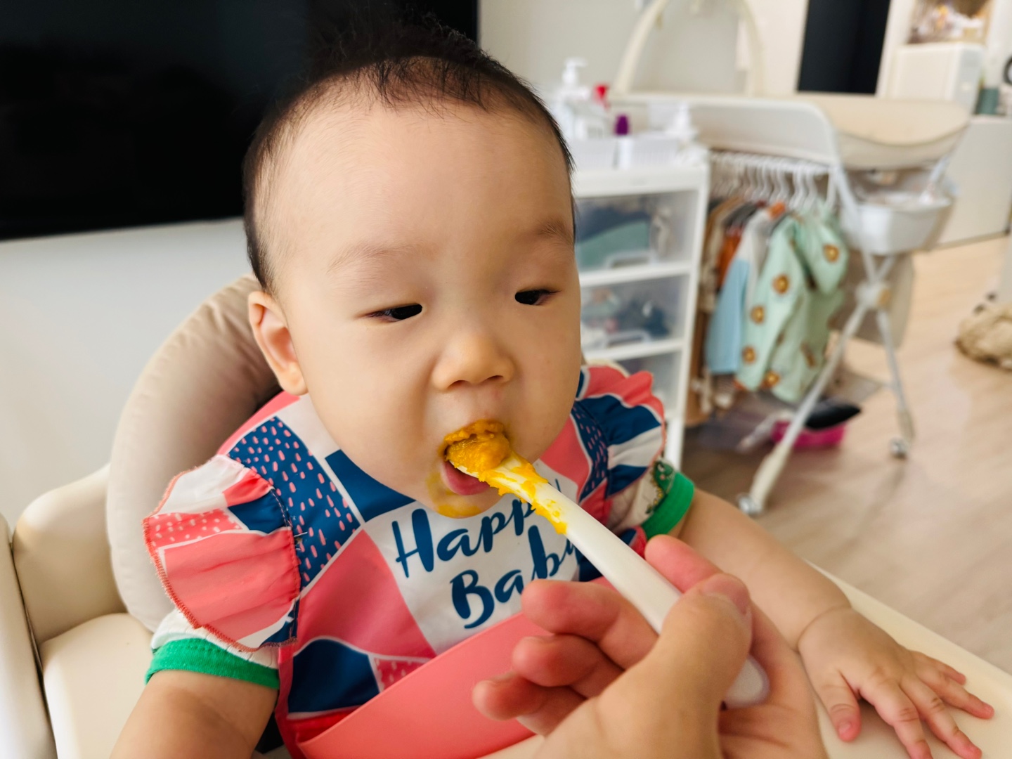 엄마가 건네는 숟가락을 입에 넣으며 집중하는 찬솔이의 아침 모습