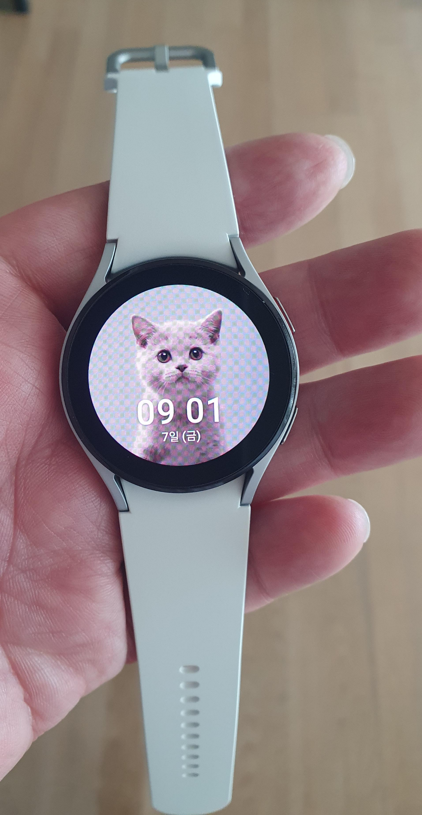 최근 당근에서 구매한 미개봉 갤럭시 워치4 40mm 실버 블루투스 기기