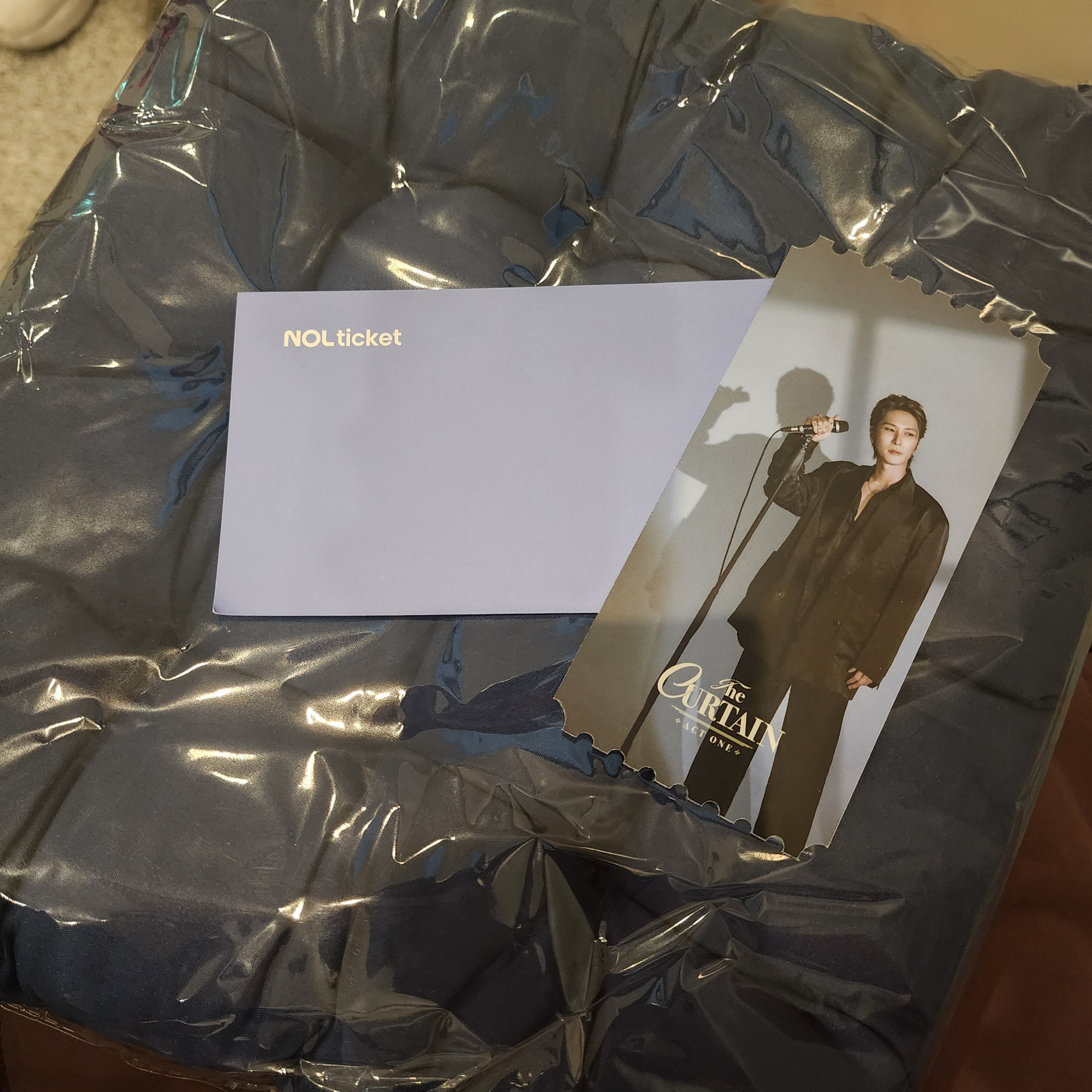 관객 선물용 방석과 오리지널 티켓 사진