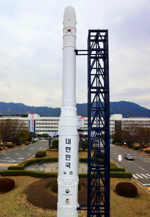 경남도청에 설치된 누리호 모형