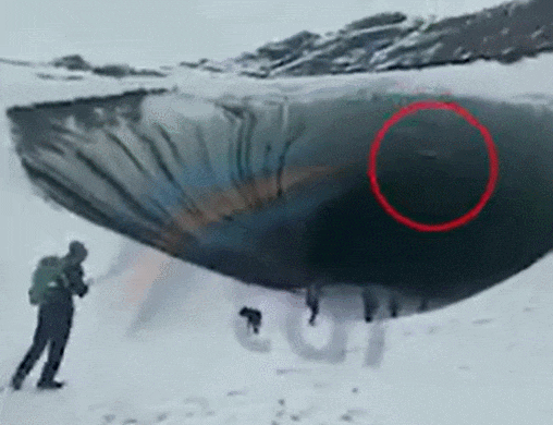 동굴 탐험 중 거대한 낙하 얼음 덩어리에 맞아 사망 VIDEO: Dramatic moment tourist killed after being hit by a huge block of ice