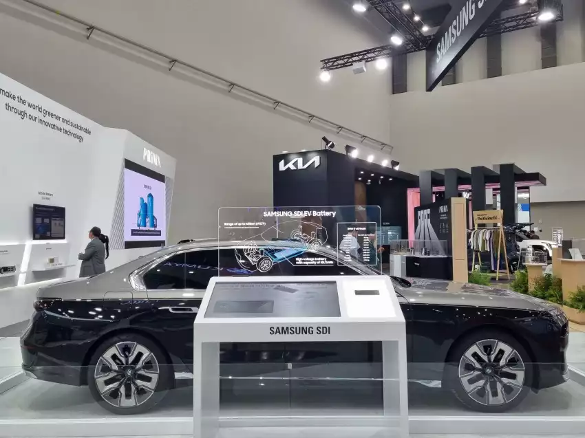 부스 우측에 서 있던 차는 BMW 뉴 I7입니다.