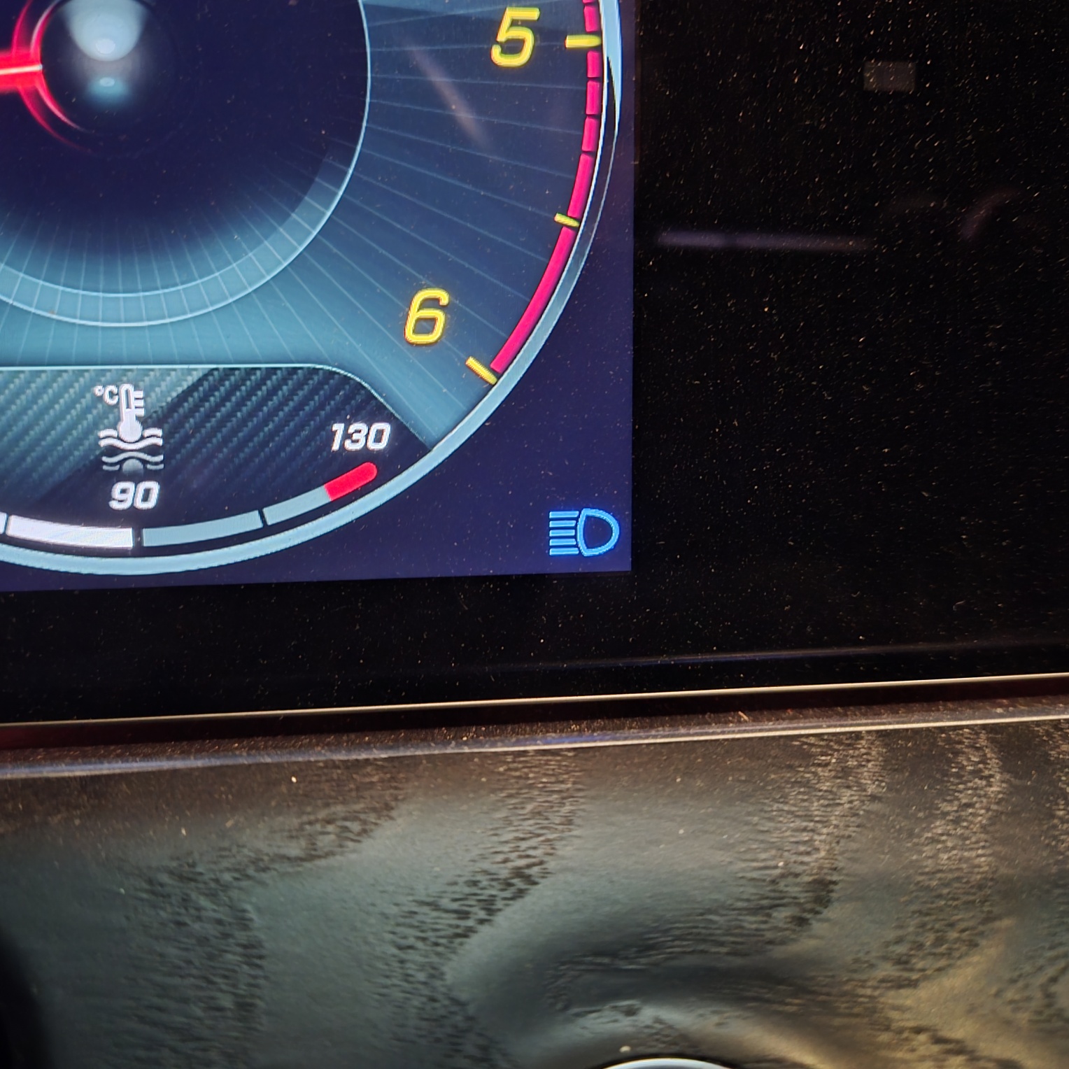 일시적 상향등이 점등된 모습