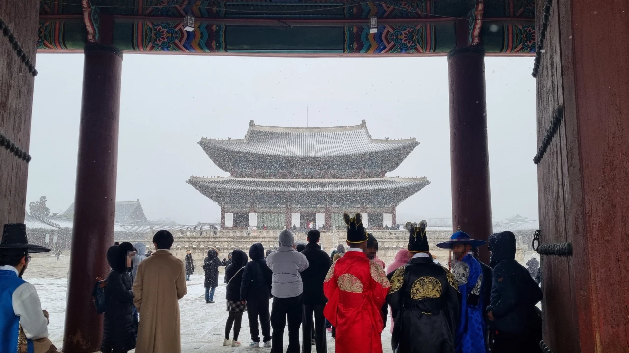 경복궁 근정전 입구에 사람들이 몰려있다