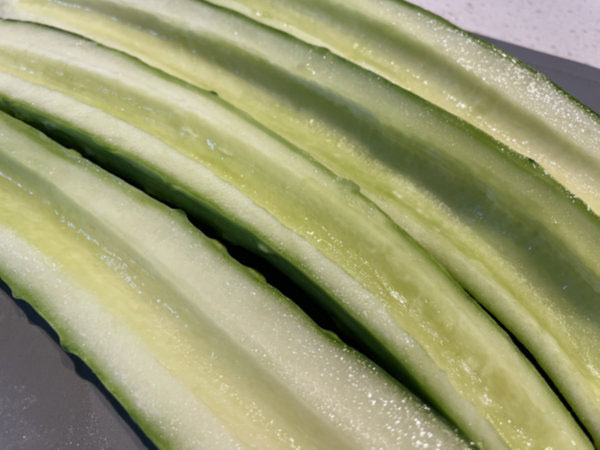 오이무침 오이 손질 - 오이 씨 부분 모두 파내기