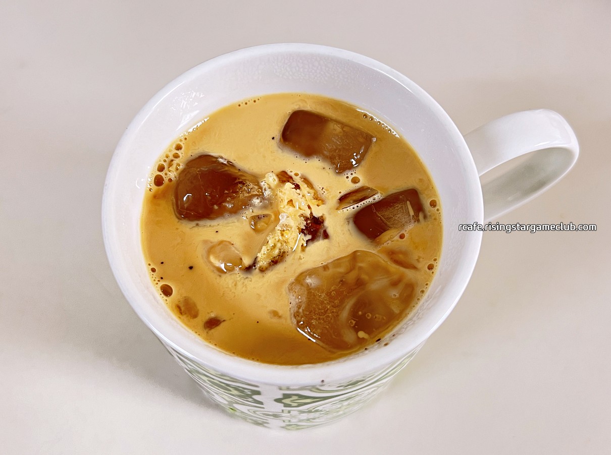 T스탠다드 케냐 오타야이차마마 AA (KENYA AA OTHAYA ICHAMAMA Single Origin)로 만든 아이스 카페 라떼