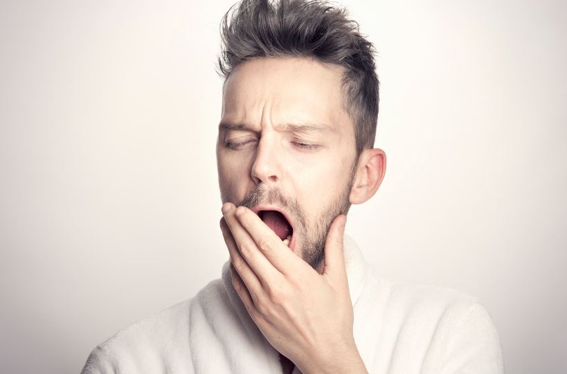 피로감을 느껴 하품하는 사진