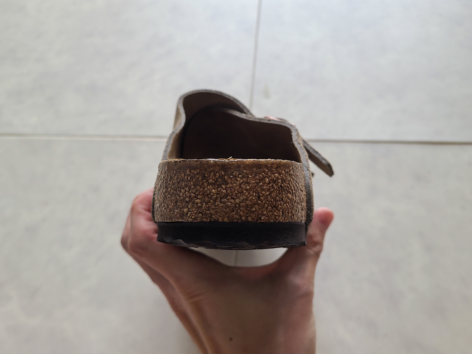 밀도 높은 코르크는 코팅 처리되어 오염에 강합니다.