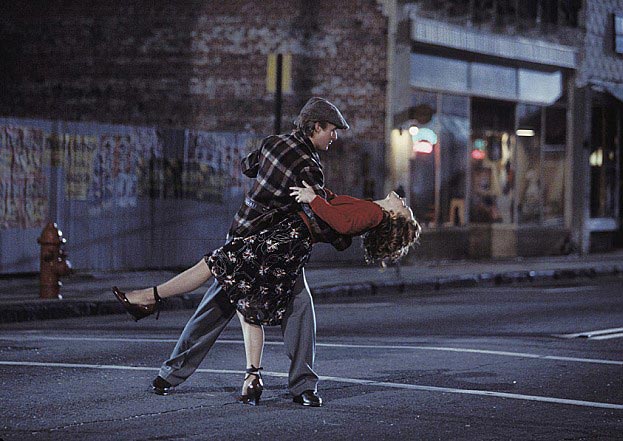 함께 춤을 추고 있는 주인공 노아(라이언 고슬링)와 앨리(레이첼 맥아담스)