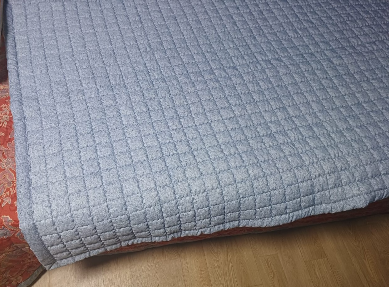 침대위흘러내린얇은요