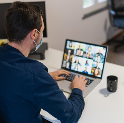 원격근무를 통해 회의를 하는 남성