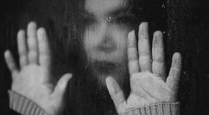 간수치가 올라가는 이유가 되는 스트레스를 받고 있는 여자