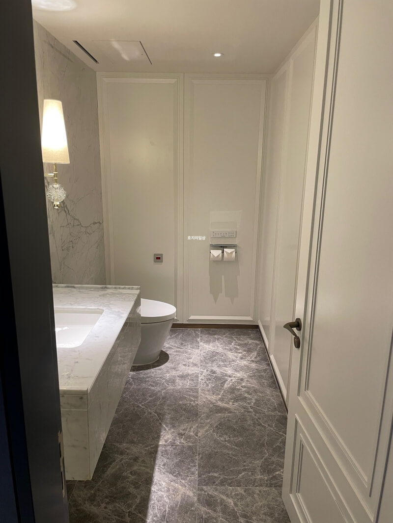 잠실 소피텔 클럽 럭셔리룸 레이크뷰 - 거실 화장실