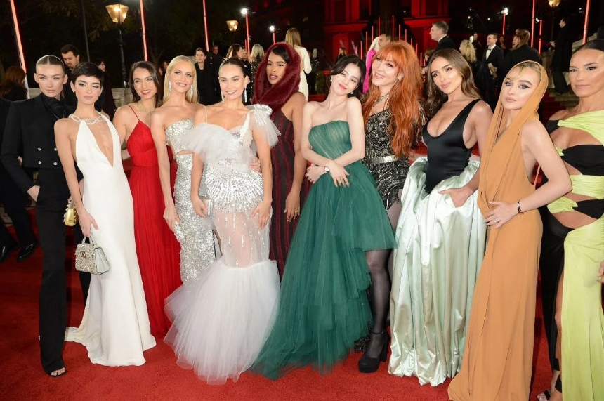 한소희 영국 샬롯틸버리 행사 단체사진 02