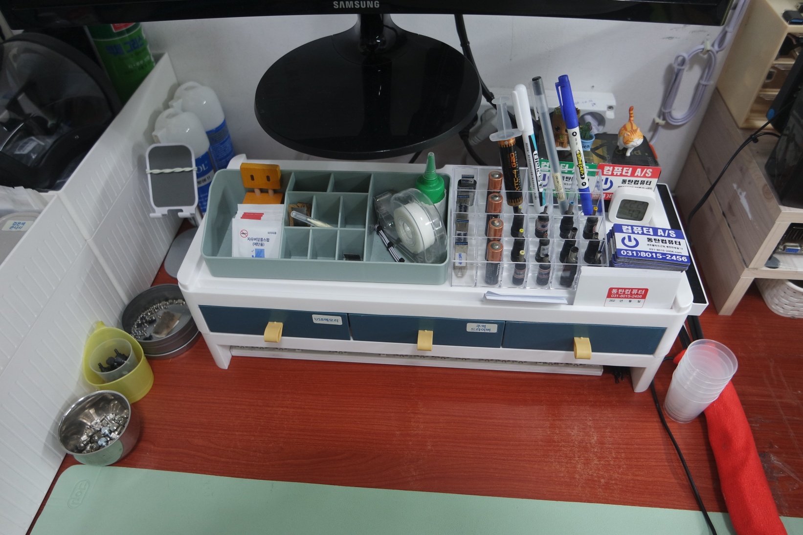 모니터 공중 부양 후 책상 소품 정리 중