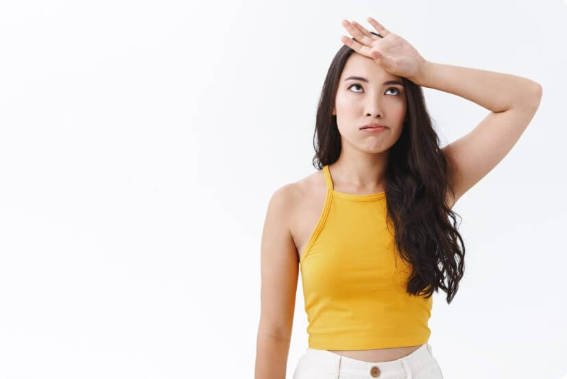 갑자기 땀이 많이 나는 여성