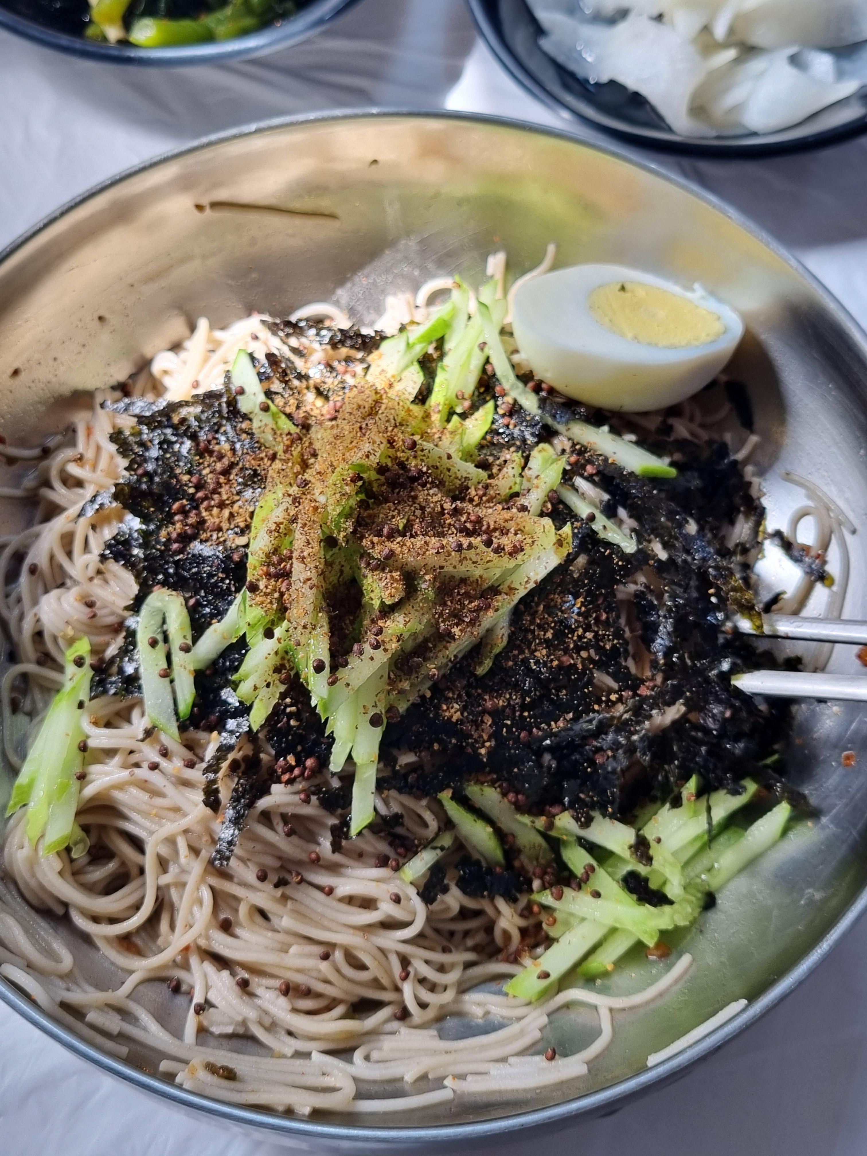 정가네메밀막국수 들깨가루와 오이