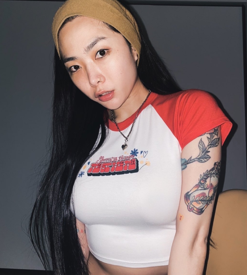헤어밴드를한-긴머리여성의모습