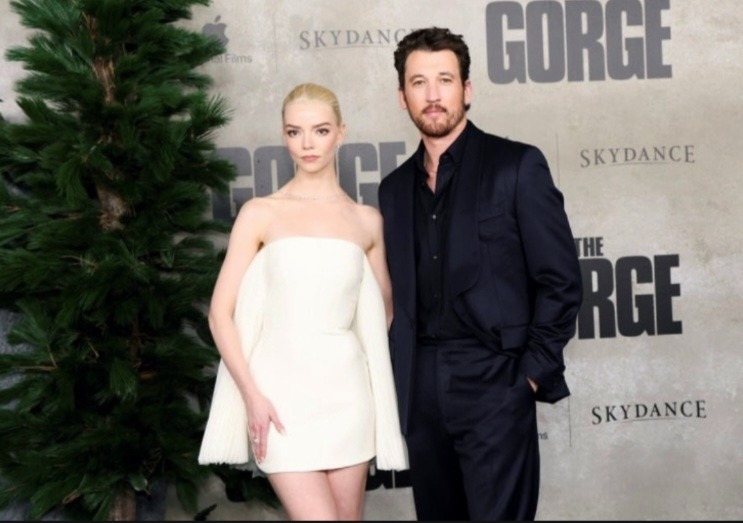 더 캐니언 영화 홍보장에서 마일즈 텔러 와 안야 테일러 조이 의사진.