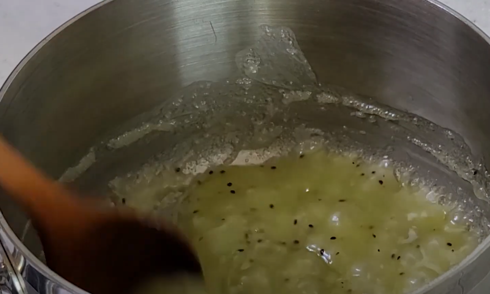 소스를 끓이는 모습