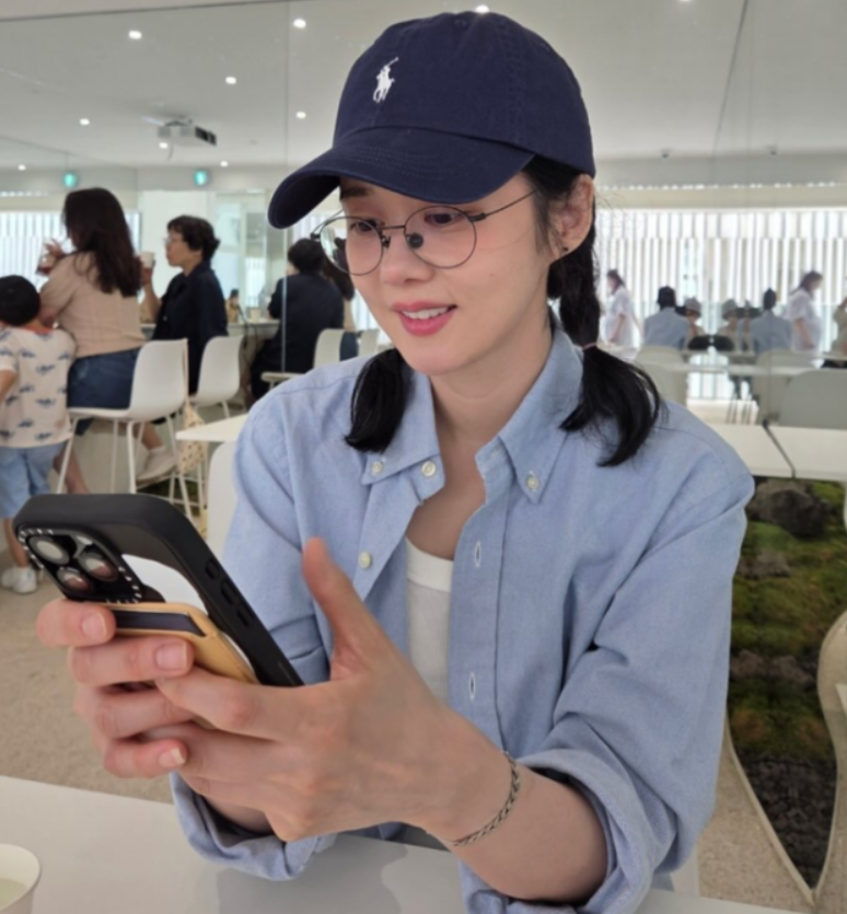 데뷔 이후 지금까지 변함없는 배우 장나라의 동안 미모를 담은 사진