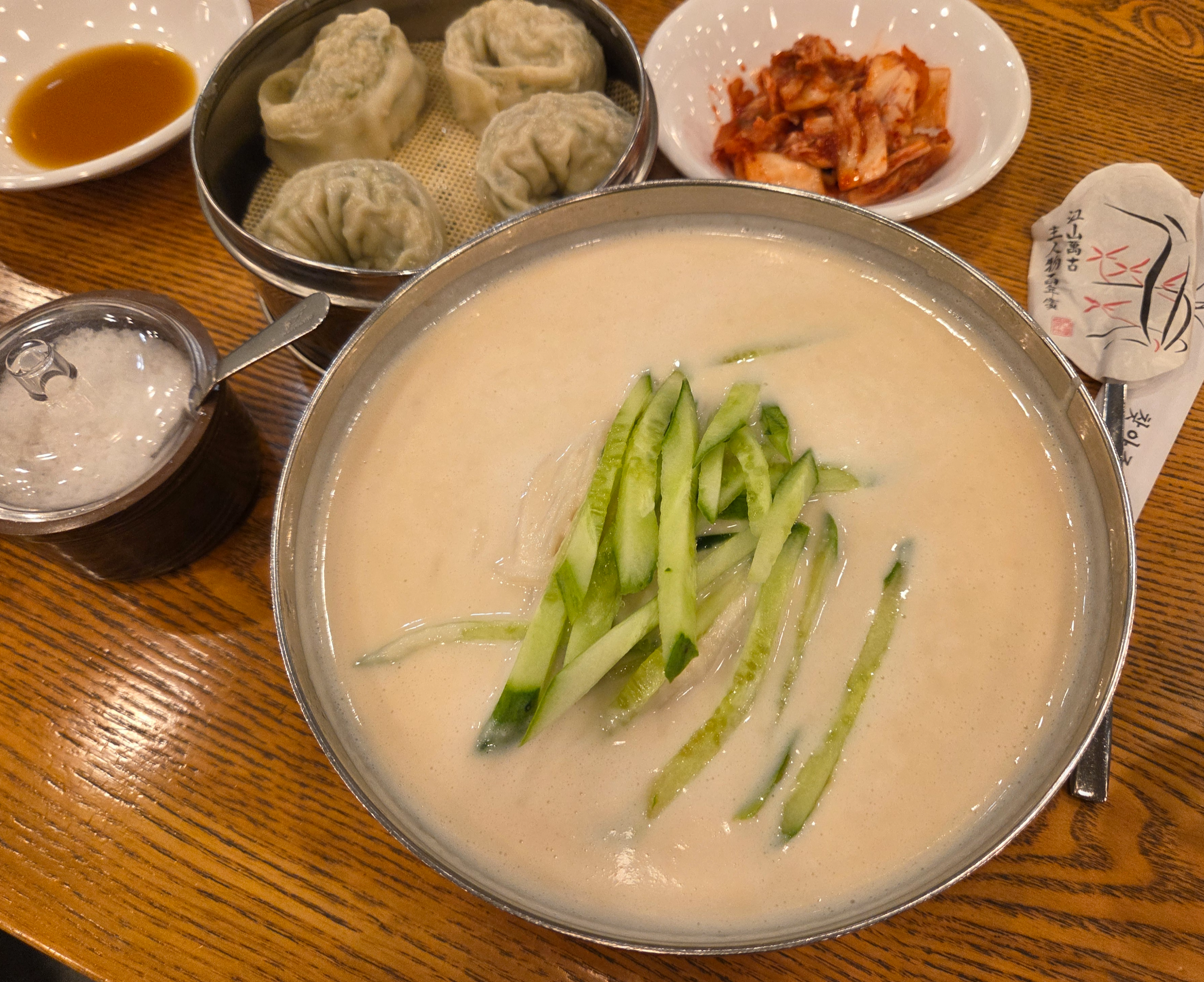고소한 콩국물에 오이채가 올라간 망향비빔국수 강서점 장단콩국수