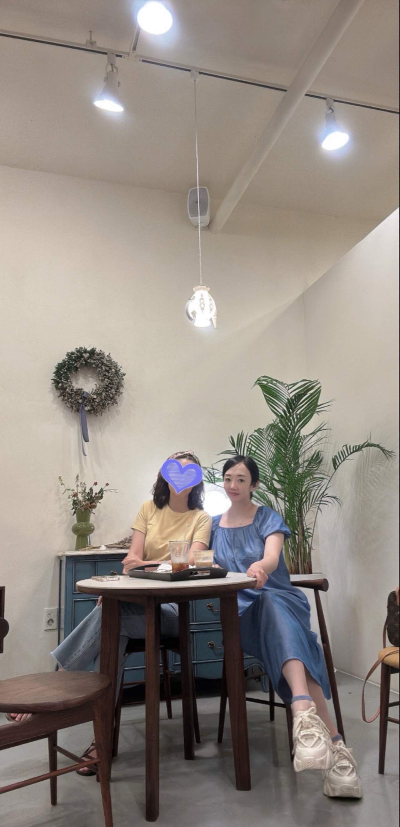 강남대 카페 네모지 2층 다락방 자리 – 아늑한 분위기에서 함께 커피 마시는 모습