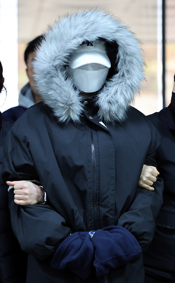 검찰이 강남에서 만취 상태로 운전하다 배달원을 치어 숨지게 한 20대 유명 DJ 안 씨에게 징역 15년을 구형했다. 사진은 안 씨가 지난 2월 5일 서울 서초구 서울중앙지법에서 열린 특정범죄 가중처벌 등에 관한 법률 위반(위험운전치사) 혐의에 대한 구속 전 피의자 심문(영장실질심사)에 출석하고 있는 모습. [사진=뉴시스]