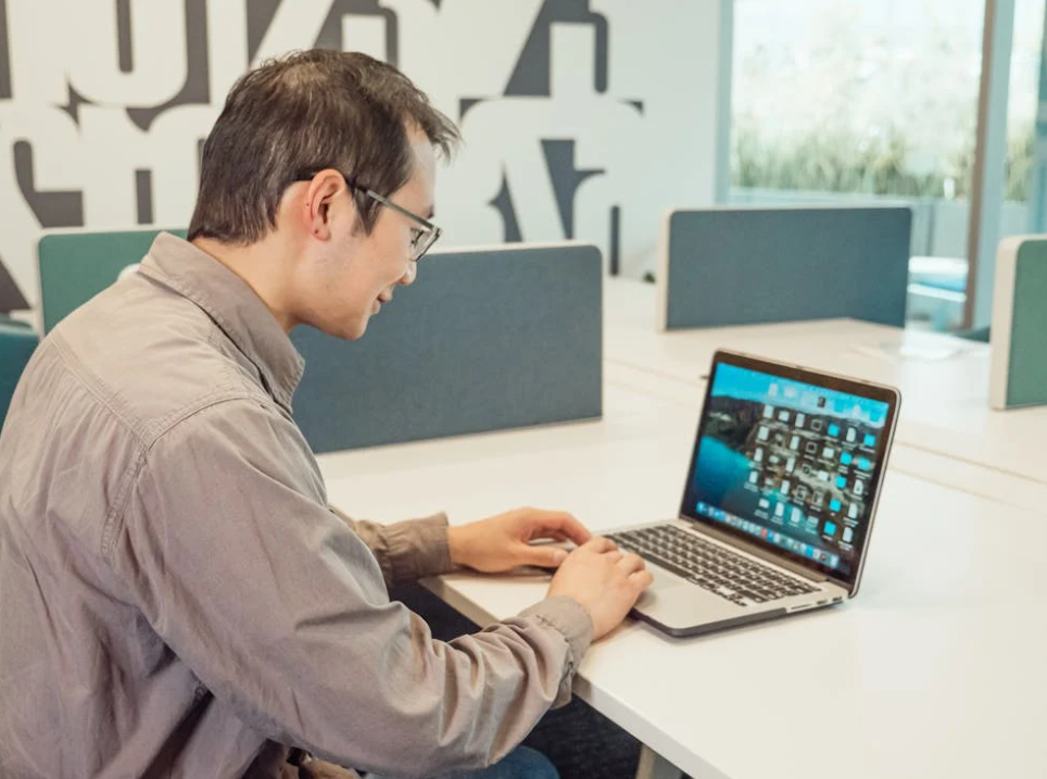 컴퓨터하는 남성