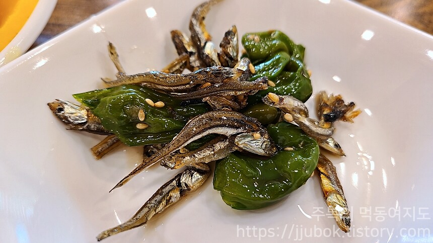 격이다른수제만두-밑반찬-멸치볶음
