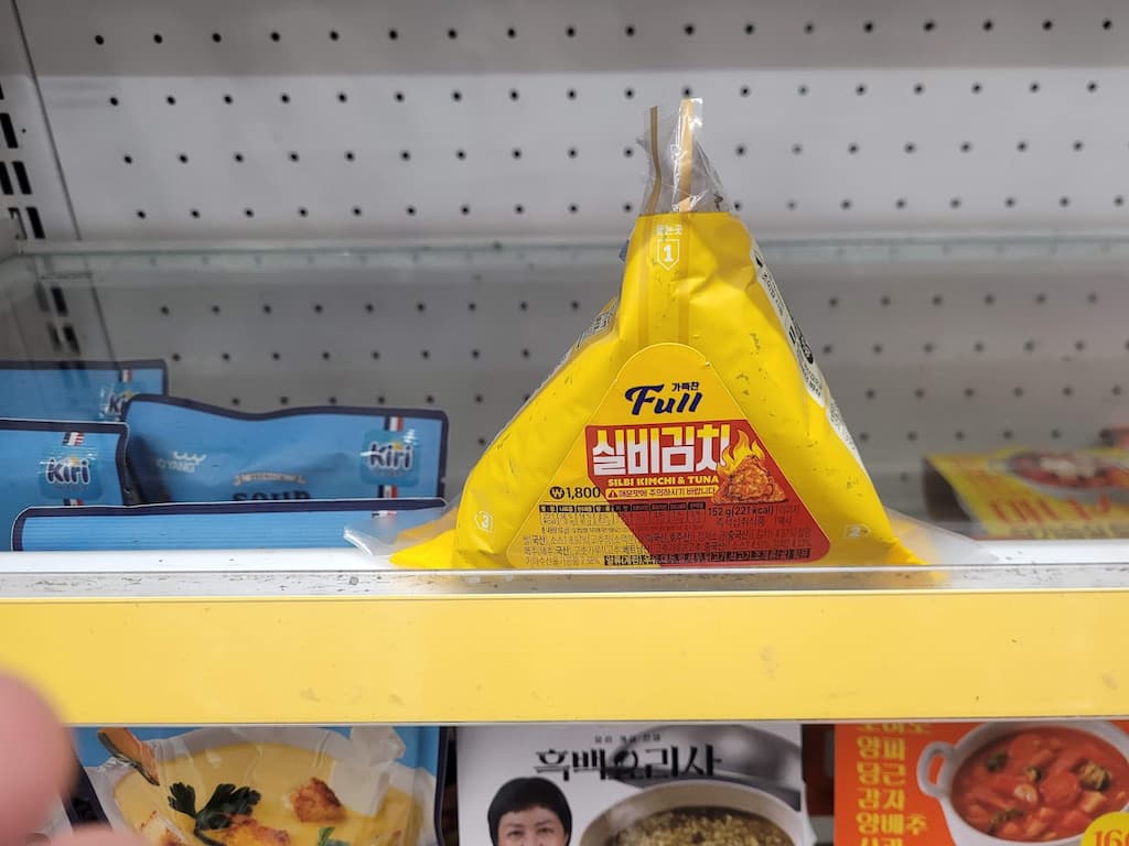 편의점 삼각김밥 진열대 모습