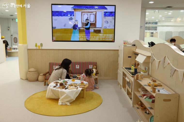 소꿉놀이 삼매경에 빠진 아이