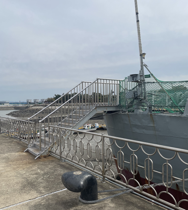 전주함 후미 오르는 길