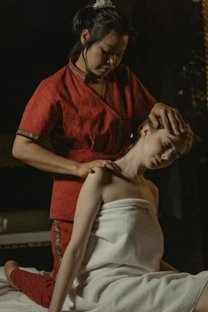 팔이 저릴때 목 스트레칭 방법