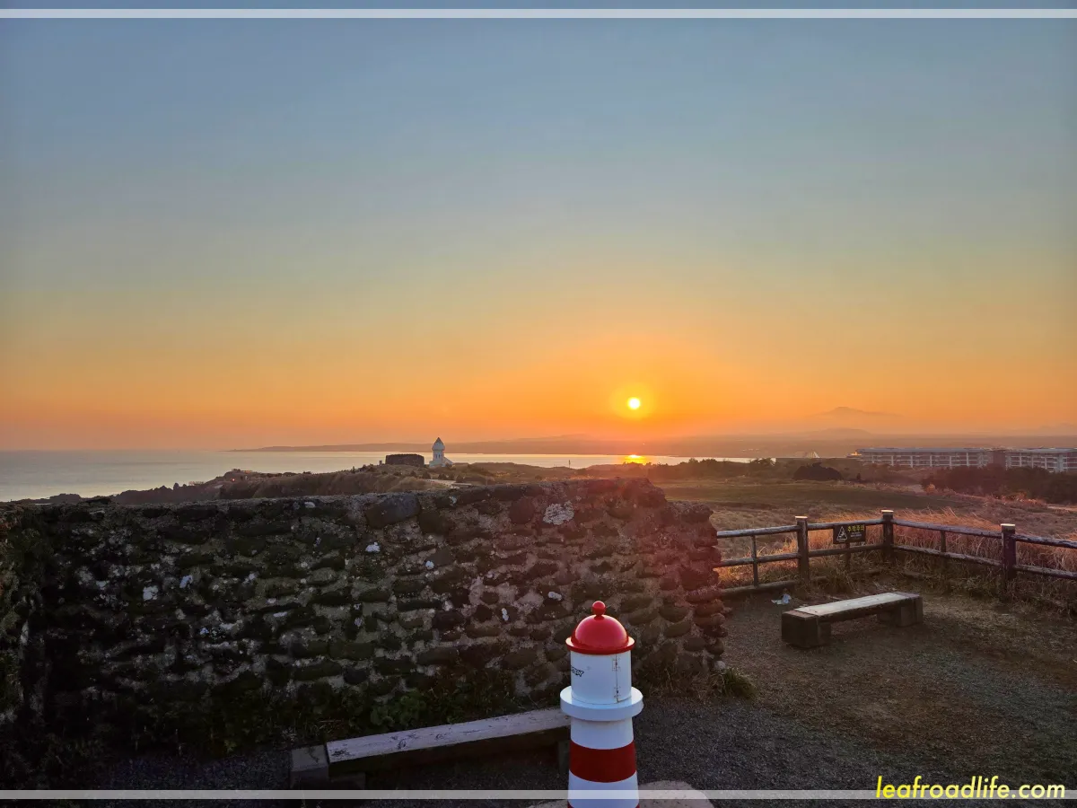 제주도-동쪽-섭지코지-등대에서-보는-해