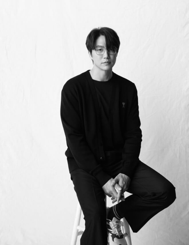 정면을-응시하고있는-가수-성시경