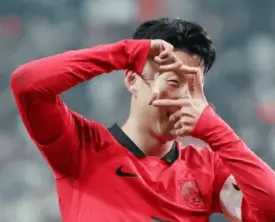 태국전-
붉은 국가대표 유니폼을 입고 카메라 세레머니를 하며 서있는 손흥민 선수
