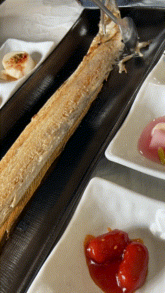 갈치 구이는 수저로 발골하는 게 제맛이다.