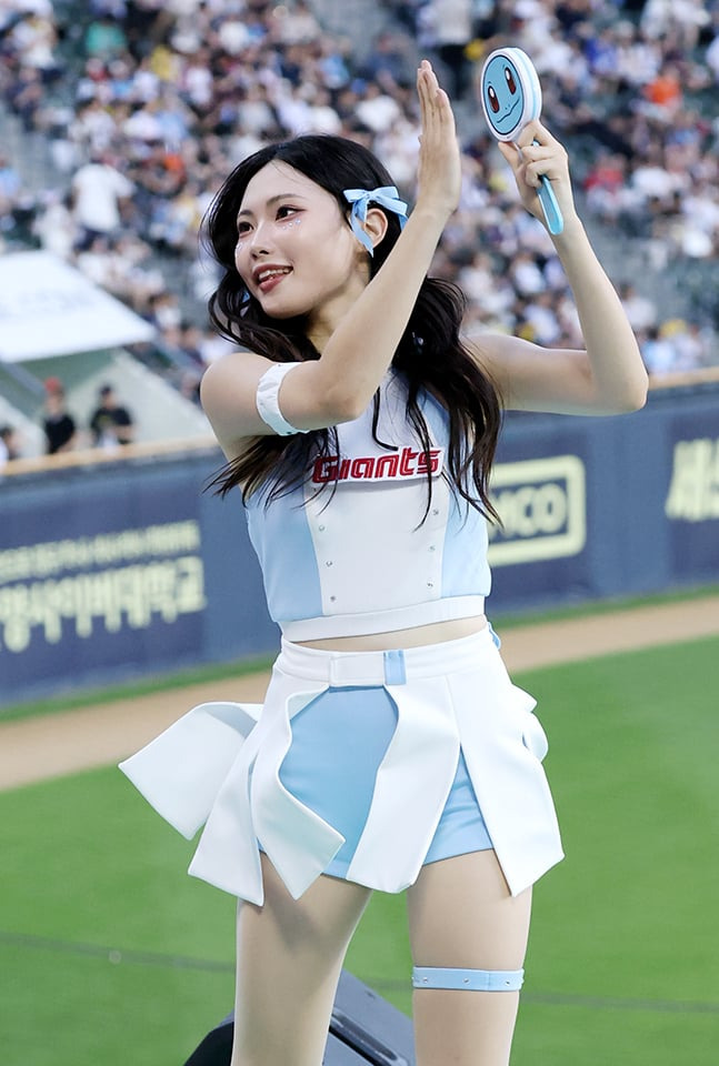최홍라 치어리더 롯데 경기 응원 중