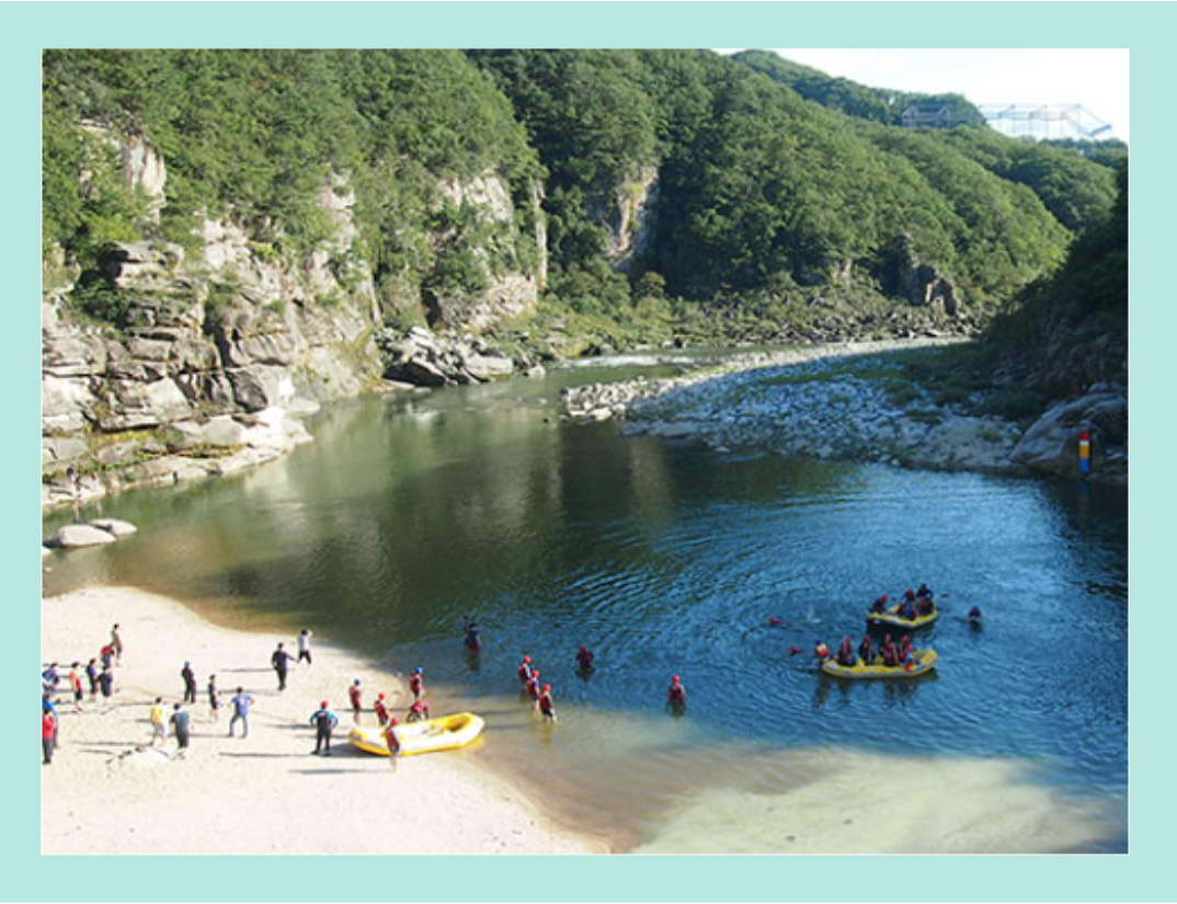 철원-한탄강-주상절리길-잔도길-순담계곡쉼터에서본래프팅하는사람들