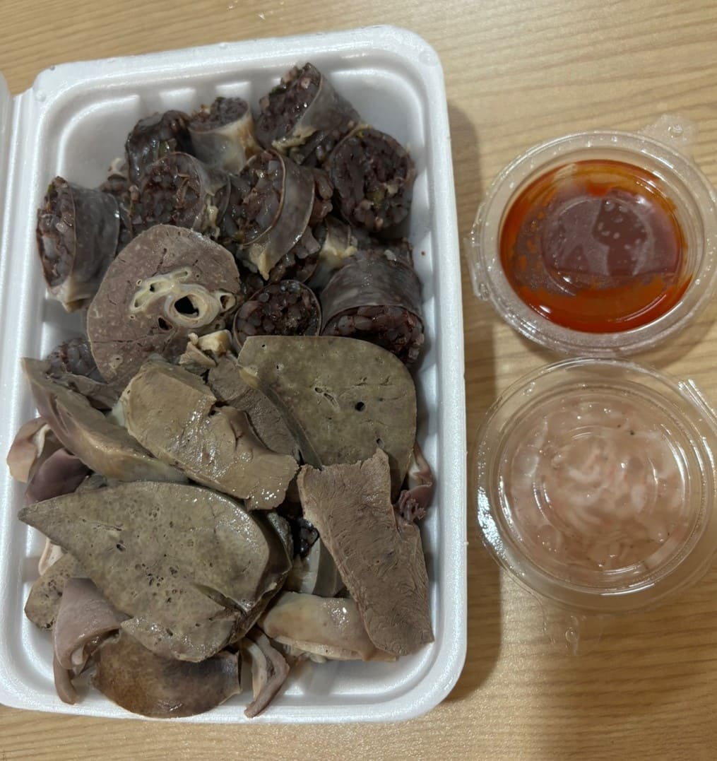 마늘순대집에서 포장한 순대사진입니다.