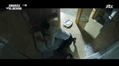 회장 사모님의 지시로 화장실 비데를 직접 교체하고 있는 송중기 사진입니다.