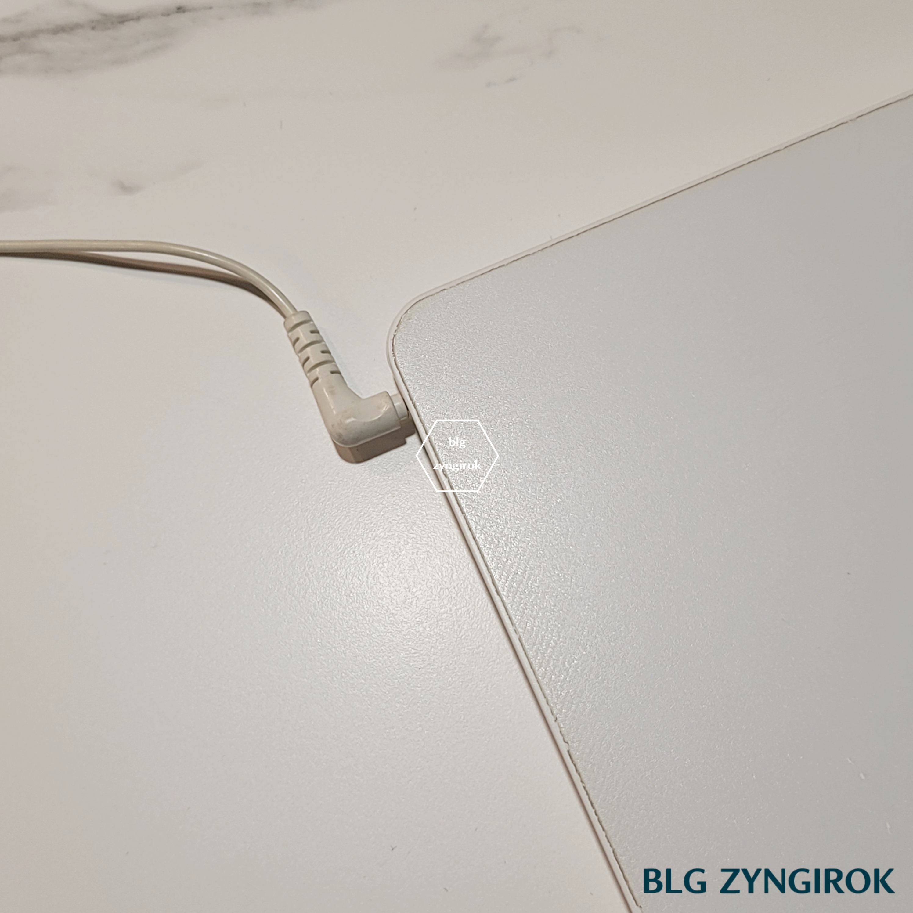 엘지-그램-노트북을-전원-어댑터에-연결한다