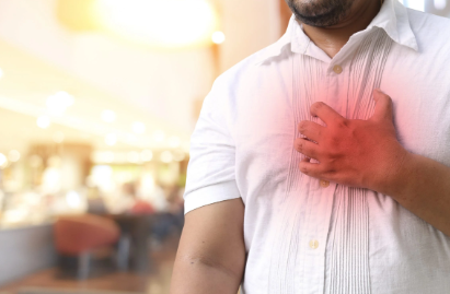 가슴이 아픈 남성