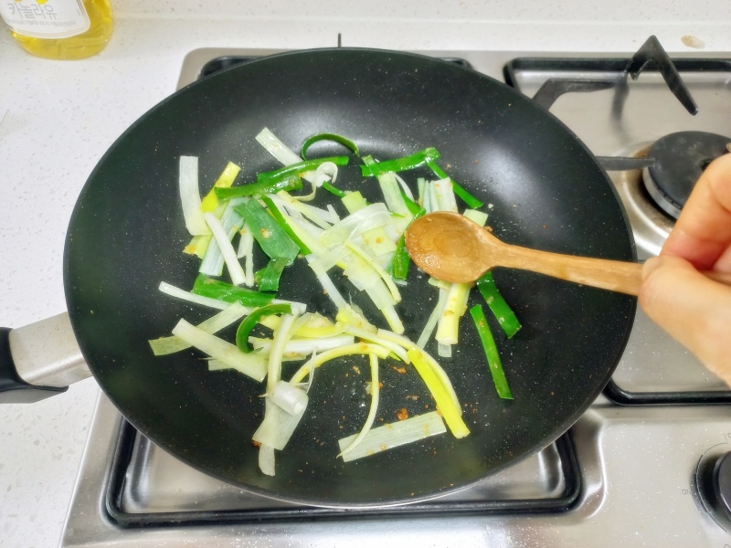 목이버섯 요리 마늘과 파로 향을 입힌, 쫄깃한 목이버섯 볶음