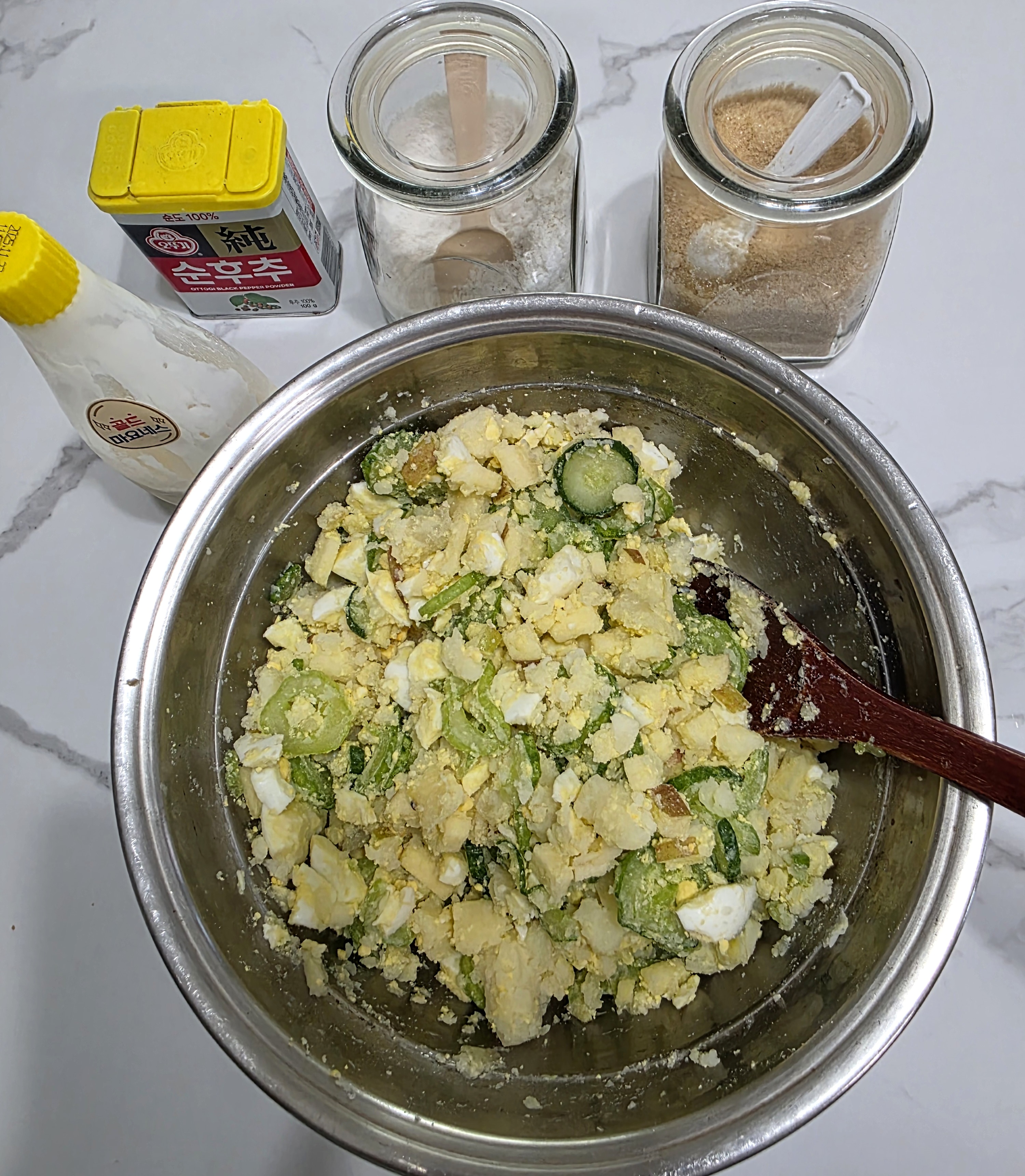 재료를-마요네즈에-버무릴거에요.